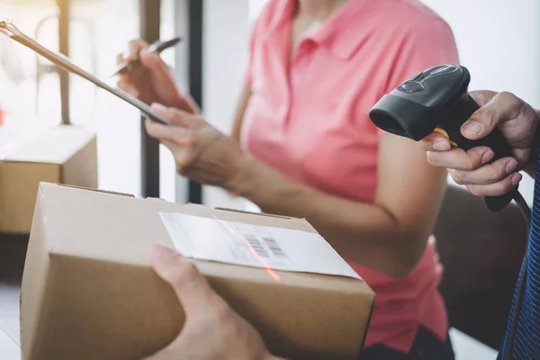 Étel Házhozszállítás Működő Szolgáltatás Szem Előtt Tartva Deliveryman Működő Vonalkód — Stock Fotó