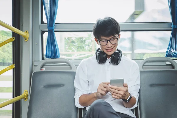Jovem Asiático Viajante Sentado Ônibus Usando Smartphone Assistir Vídeo Ouvir — Fotografia de Stock