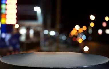 Soyut bulanık Festival ışık arka plan önünde ışık noktalar ve bokeh ürün ürün montaj görüntülenmesi için seçici boş ahşap masa.