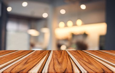 Seçici boş ahşap masa ve soyut kafe ya da restoran ürün görüntülenmesi için veya montaj için önünde arka plan bulanık.