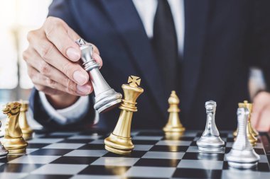 Başarı için strateji planlamak için ulaşan satranç oyunu oynarken işadamı kazanmak, yönetim ve liderlik kavramı üstesinden zorluk ve elde gol iş stratejisi planlama için düşünme.