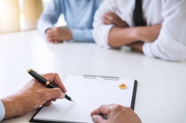 Boşanma sürecinde avukat erkek avukat veya danışman ile boşanma sözleşmesinin imzalanması ve imzalanması sırasında boşanma kararının (feshedilmesi veya iptali) imzalanması ile hazırlanan anlaşma.