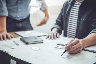 Mühendis Ekibi Toplantısı, Çizim Çalışma Alanı, İnşaat ve Yapı Konsepti 'ndeki model oluşturma ve mühendislik araçları üzerinde ortakla birlikte çalışarak proje için plan toplantısı üzerinde çalışıyor.