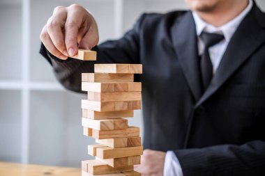 Alternatif risk kavramı, plan ve strateji iş, Risk için yapmak iş büyüme kavramı ile tahta bloklar, el iş görüntülerini kule üzerinde sipariş vermek ve çekerek ahşap blok insanlar.