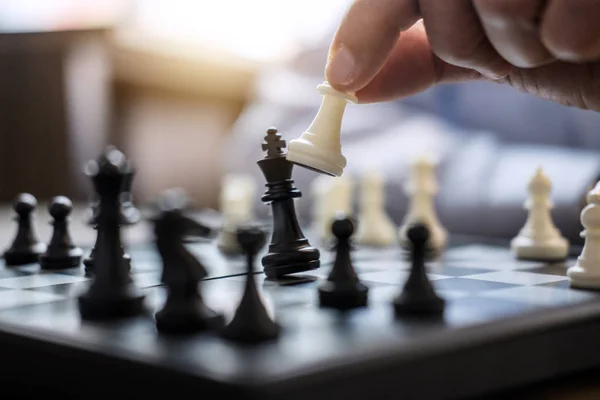 Şadamı Satranç Oyunu Oynamak Için Geliştirme Analiz Yeni Strateji Planı — Stok fotoğraf