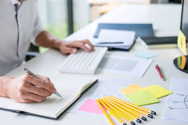 Empresario Que Trabaja Escritura Que Hace Plan Negocio Nota Diseñador — Foto de Stock