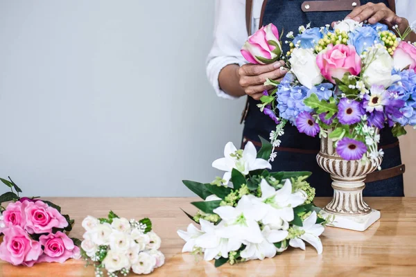 Arranjando Flores Artificiais Decoração Colete Casa Jovem Florista Trabalho Fazendo — Fotografia de Stock