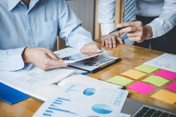 Conferência Trabalho Reunião Equipe Negócios Presente Discutir Análise Trabalho Com — Fotografia de Stock