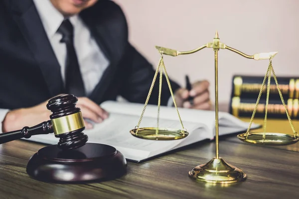 Keurmeester Hamer Met Justitie Advocaten Hamer Houten Tafel Counselor Man — Stockfoto