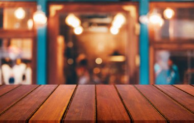 Seçici odak boş ahşap masa ile gece Pazar arka plan bokeh ürün montajı için soyut bulanık Festival arka plan önünde görüntülemek çarpımı.