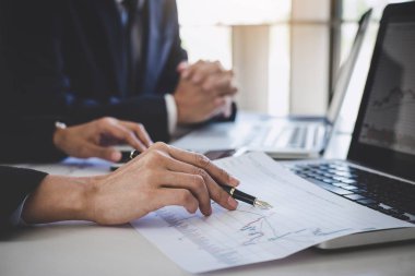 İş takım arkadaşları, bilgisayarla çalışan dizüstü, tartışmak ve analiz borsa hisse senedi grafiği veri, finans ve yatırım kavramı ile ticaret grafiği.