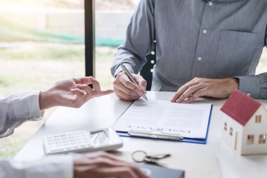 Emlak komisyoncusu, ev kredisi teklifi ve konut sigortası için imza anlaşması, ev modeli gibi konularda müşterilere danışmanlık ve sunum yapar..