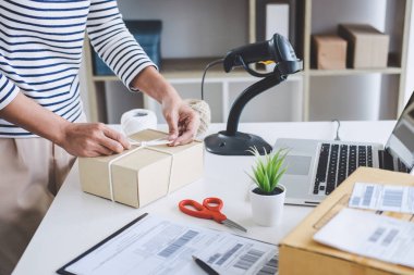Küçük işletme sahibi teslimat servisi ve paketleme kutusu, işletme sahibi posta ofisine müşteri göndermeden önce kontrol emri için çalışıyor, Sevkiyat Çevrimiçi Satış.