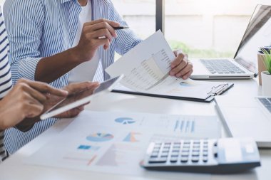 Finansal verilerle çalışma analiz tartışmak ve büyüme rapor grafik takım, Toplantı konuşurken beyin fırtınası iletişim kavramı pazarlama iş ekip işbirliği.