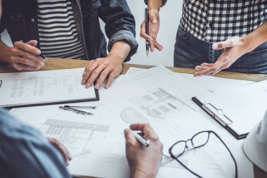 Modellik ve planlama alanında ortaklık ve mühendislik araçlarıyla çalışmak üzere proje için mühendis veya mimar toplantısının inşaat ve yapı konsepti, her iki şirket için de sözleşme.