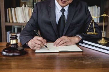 Hukuk hukuku, tavsiye ve adalet kavramı, Yargıç tokmak ve Adalet avukatları, takım elbiseli avukat veya avukat mahkeme salonunda bir belge üzerinde çalışıyorlar..