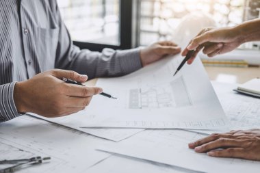 Mühendis veya mimar ortak çalışma ve araçlar model kurma ve çalışma sitesi planı mühendislik proje için toplantı İnşaat ve yapı kavramı.