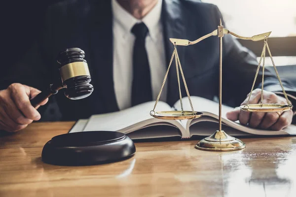 Kontrat Kağıtları Hukuk Kitapları Ahşap Tokmakla Çalışan Erkek Avukat Hakim — Stok fotoğraf
