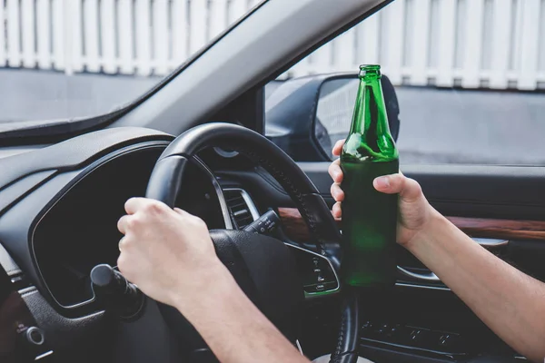 Joven Asiático Hombre Conduce Coche Con Borracho Una Botella Cerveza —  Fotos de Stock