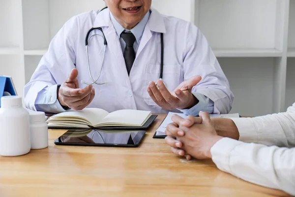 Medicina Concetto Assistenza Sanitaria Professor Doctor Presentando Rapporto Diagnosi Raccomandare — Foto Stock