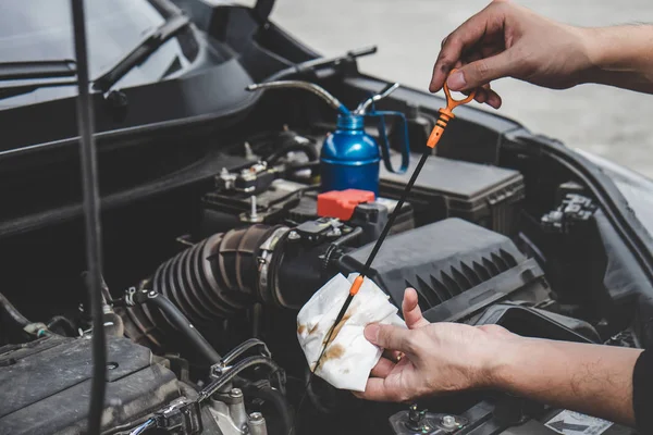 Serviços Carro Motor Máquina Conceito Automóvel Mecânico Reparador Mãos Verificando — Fotografia de Stock