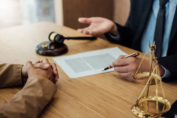 Ekteskapsskilsmisse Henhold Til Dommer Gavel Konsultasjon Mellom Forretningskvinne Mannlig Advokat – stockfoto