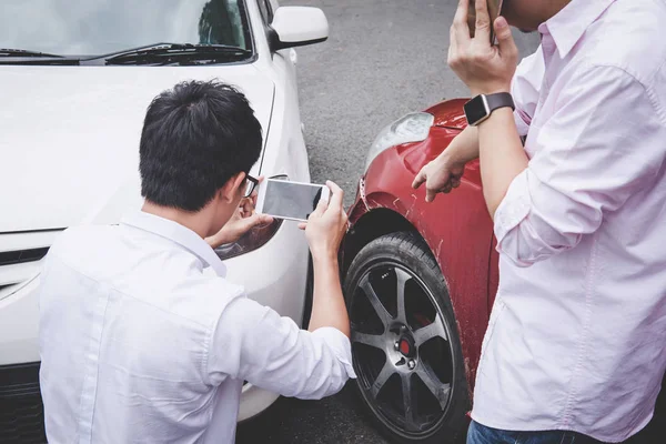 Two Drivers Man Arguing Car Traffic Accident Collision Making Phone — Stock Photo, Image