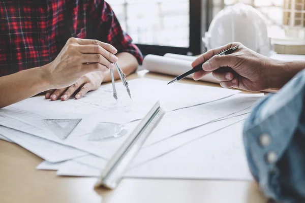 Concepto Construcción Estructura Reunión Ingenieros Arquitectos Para Trabajar Con Socios —  Fotos de Stock