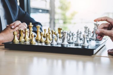 Başarı için strateji planlamak için iki işadamı satranç oyun,