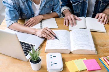 Eğitim, öğretim, öğrenme, teknoloji ve insan kavramı. Tw