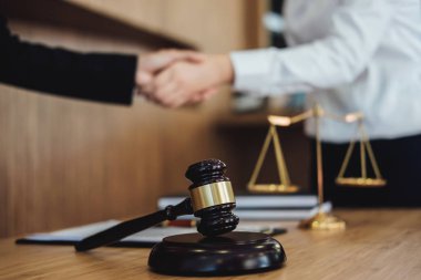 İyi işbirliği, iş kadın el sıkışma f sonra el