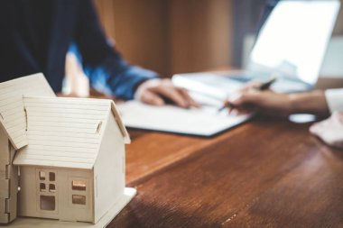 Satış Müdürü Kiralama Kiralama imzalanmasından sonra müşteri anahtarlarına dosyalama