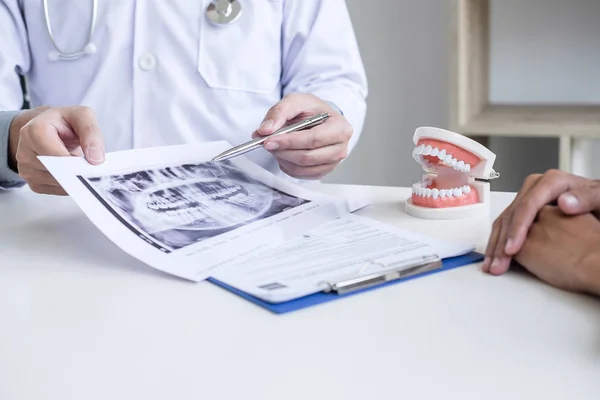 Rapporto medico o dentista che lavora con la radiografia dei denti f — Foto Stock