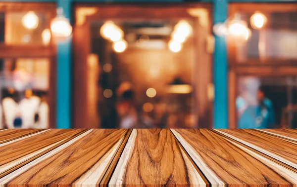 Selektiver Fokus leerer Holztisch vor abstrakten verschwommenen — Stockfoto