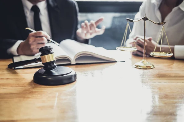 Männliche Anwälte oder Berater, die im Gerichtssaal arbeiten, haben Treffen mit — Stockfoto