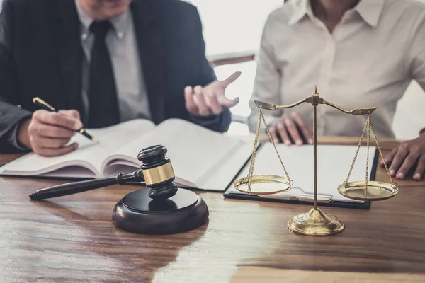 Mannelijke advocaat of rechter consult hebben teamvergadering met Businesswo — Stockfoto