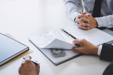 Rüşvet ve yolsuzluk kavramı, rüşvet dolarlık banknot şeklinde