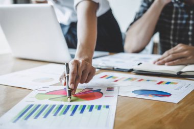 Takım iş süreci, çalışma ve tartışırken iş takım yöneticileri