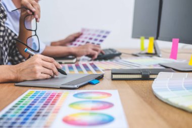 İki meslektaşları yaratıcı grafik tasarım üzerinde çalışmaya renk seçin