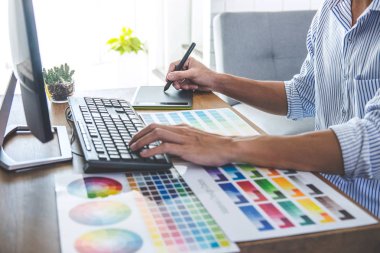Görüntü renk şartlarını üzerinde erkek yaratıcı grafik tasarımcı çalışma