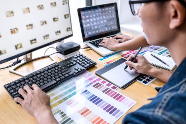 Takım genç meslektaşları yaratıcı grafik tasarımcı çalışma co üzerinde