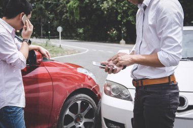 İki adam bir araba trafik kaza çarpışma sonra savunarak bir