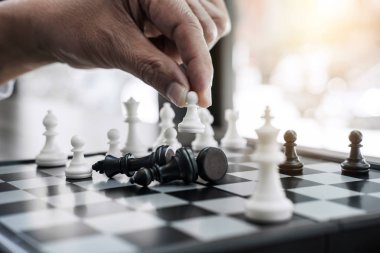Eller emin işadamı meslektaşlarının satranç oyunu 