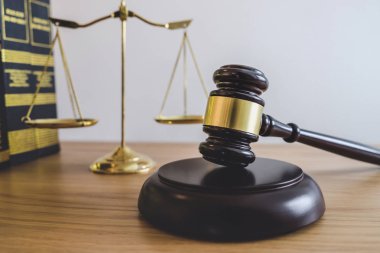 Adaletin terazisi ve tokmak sondaj blokta nesne ve bo hukuk