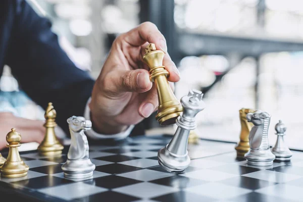 Empresario jugando ajedrez llegar al plan de estrategia para suc —  Fotos de Stock