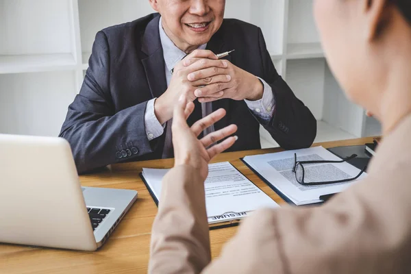 Entrevista de trabajo, Gerente del comité de selección senior haciendo preguntas — Foto de Stock