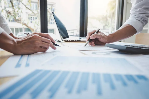 Business casual team manager en diskussion med nya projektorn. — Stockfoto