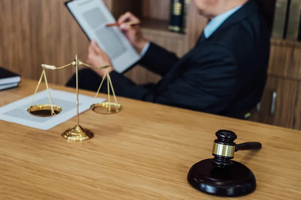 Kladívko na dřevěný stůl a právník nebo soudce pracuje s dohodou — Stock fotografie