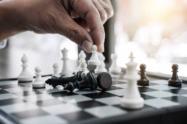 Handen van vertrouwen zakenman collega's schaakspel om te spelen — Stockfoto