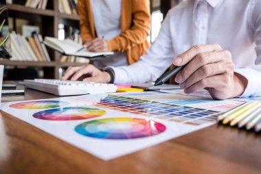 İki meslektaşları yaratıcı grafik tasarım üzerinde çalışmaya renk seçin